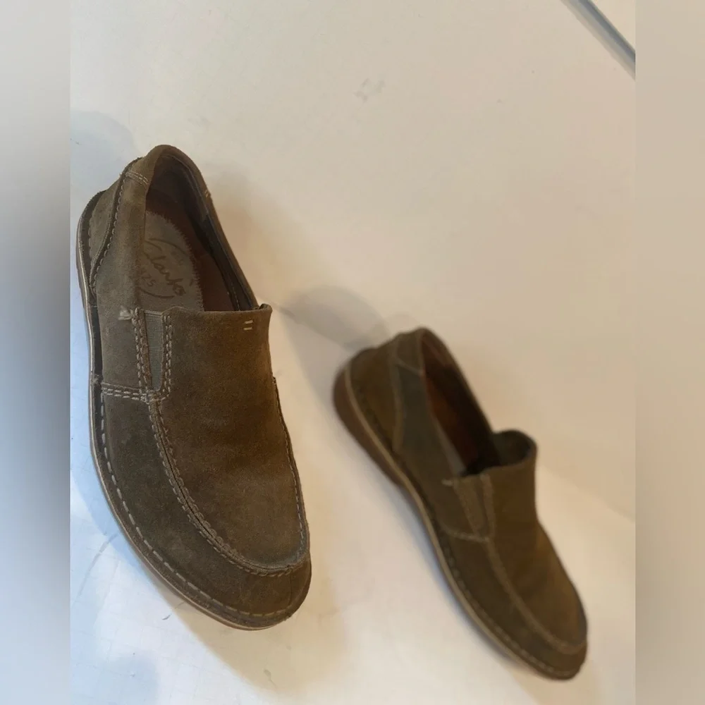 Clarks~Men’s Brown Suede Leather Comfort Loafers~Traction Control Outsole~Size 9